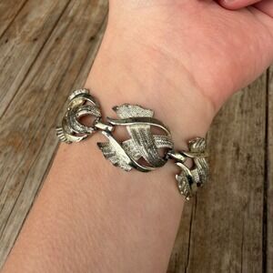 Coro Link Bracelet Women Silver Tone Textured Leaf Ribbon Vintage Signed 7.25in